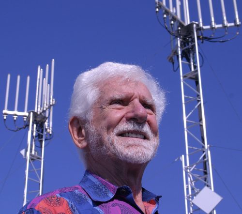 1280px-Martin_Cooper_Two_Antennas_October_2010-500x442