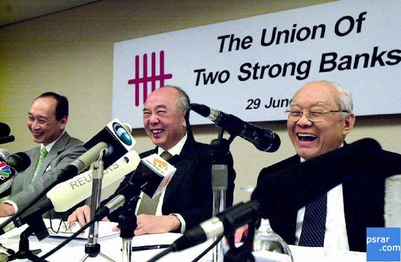 2001年大华银行和华联银行合并，黄祖耀与大华银行第三代掌舵人黄一宗（左），以及时任华联银行主席的李喜盛（右）主持联合记者招待会。（档案照）