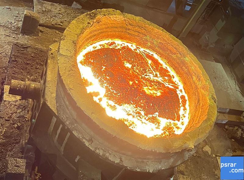 转炉出钢至盛钢桶后，依不同钢种所需的合金成分再到精炼站进行钢液成分及温度微调。 （图／中钢提供）